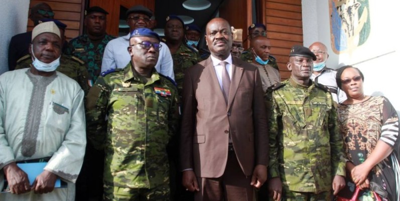 La délégation de la Cedeao, conduite par le général Francis Béhanzin et le général de corps d’armée, Lassina Doumbia, chef d’état-major général des armés et ses hommes après la rencontre. (Dr)