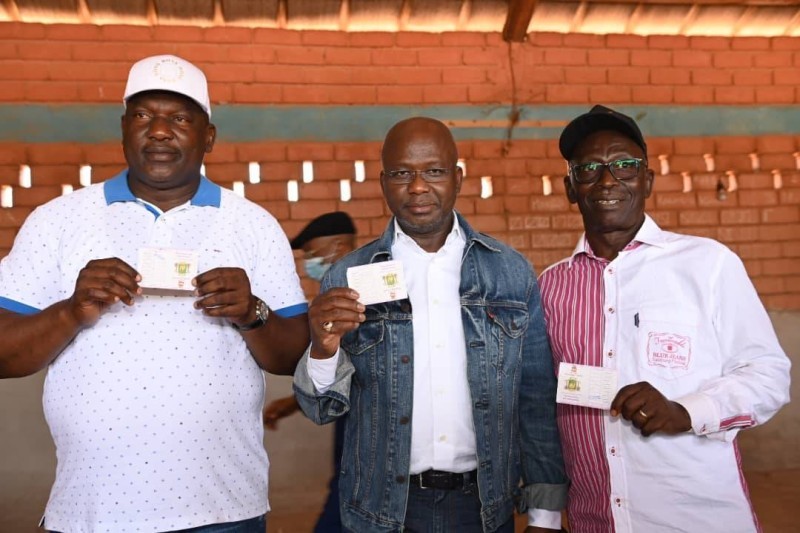 Le ministre Moussa Dosso (au centre) a accompli son devoir civique (DR)
