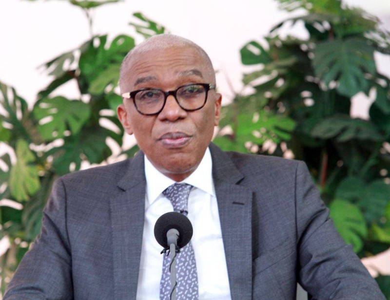Le porte-parole de la Cei, Émile Ebrottié, sur le plateau de la Rti, pour donner les premiers résultats de la présidentielle (Ph: Sebastian Kouassi)