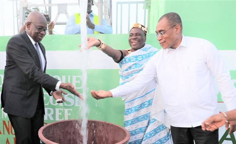 Le ministre Adama Coulibaly et le dg de la Lonaci, se réjouissent de la mise en service du château d'eau de Kangrassou-Aluibo. (Dr)