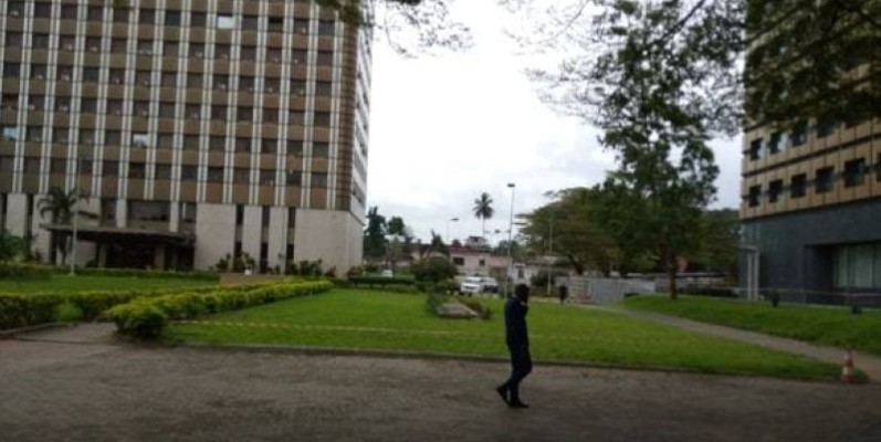 Il y avait peu de monde à la Cité administrative du Plateau ce lundi. (Photo: G. Gabo)