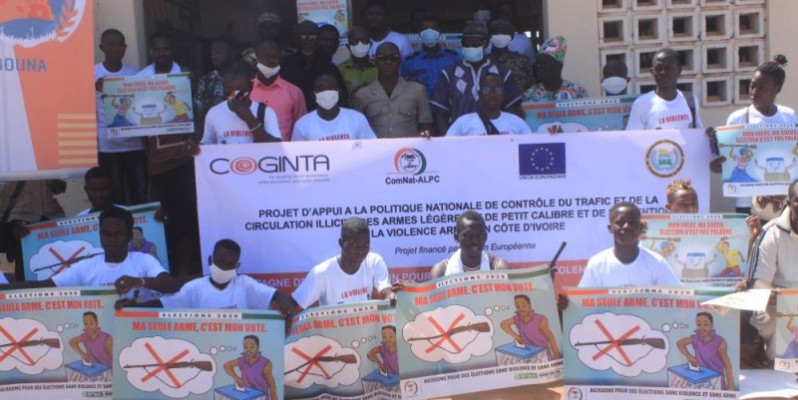 Les membres de l'Ong Eicf et les autorités locales après l'étape de Bouna. (Dr)