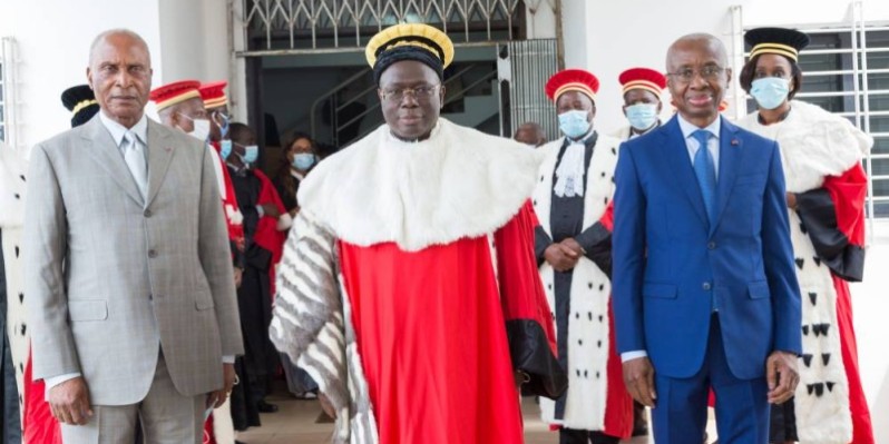 L'ancien ministre Louis-André Dacoury-Tabley (à gauche) et Emmanuel Assi (à droite) autour de Kanvaly Diomandé, président de la Cour des comptes devant qui ils ont prêté serment. (Dr)