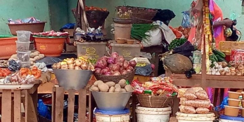 Une vue des denrées alimentaires sur le marché d'Alépé. (DR)
