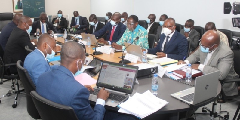 Les membres du comité de suivi et de pilotage du Pmua en atelier, au ministère des Transports. (Dr)