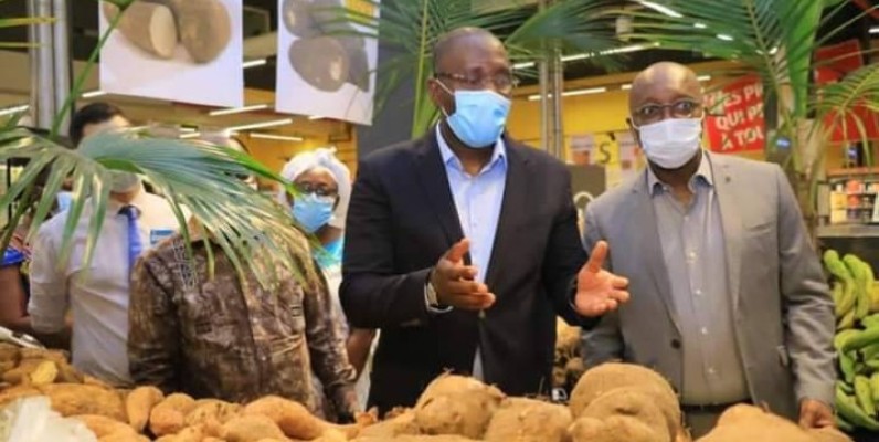 C’est avec satisfaction que le ministre Souleymane Diarrassouba (à gauche), a constaté le bon état d’approvisionnement des marchés d’Abidjan. (photos : Dr)