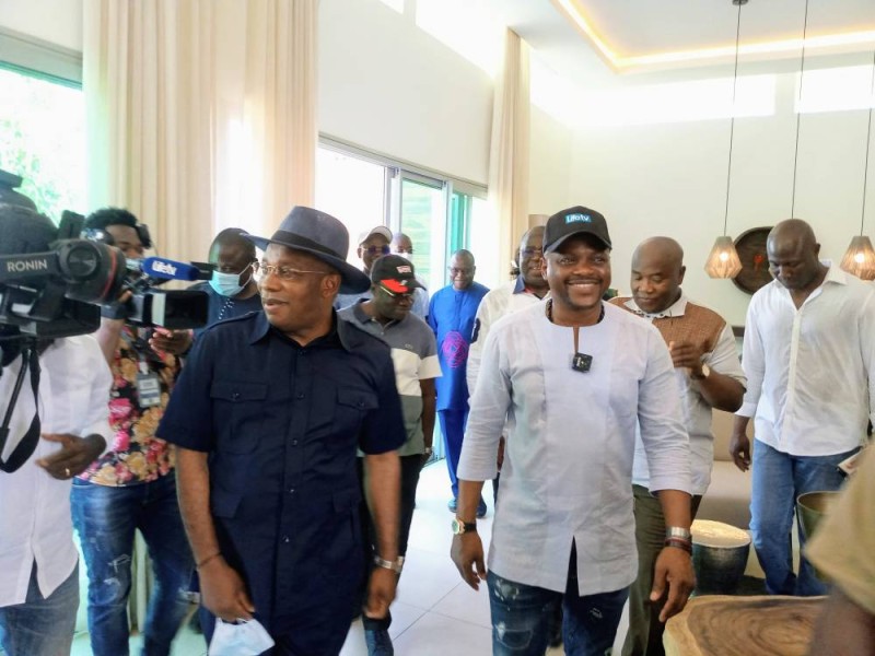 Le ministre Siandou Fofana (à gauche) visitant les locaux du complexe hôtelier en compagnie de Fabrice Sawegnon. (DR)