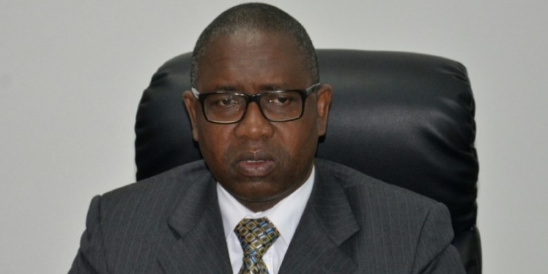 


Pr Koné Tiémoman, directeur général de l’UVCI, a animé le point de presse. (photos : dr)