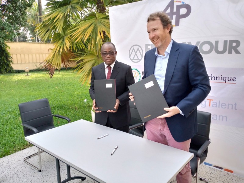 Le directeur général de l’Inphb, Koffi N’Guessan (à gauche) et son homologue de Endeavour Mining, Sébastien de Montessus, ont signé le document qui les lie officiellement. Avant la photo de famille des deux équipes. (Photos : M. Y)