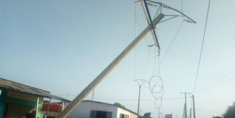 Une vue du poteau électrique détruit. (DR)