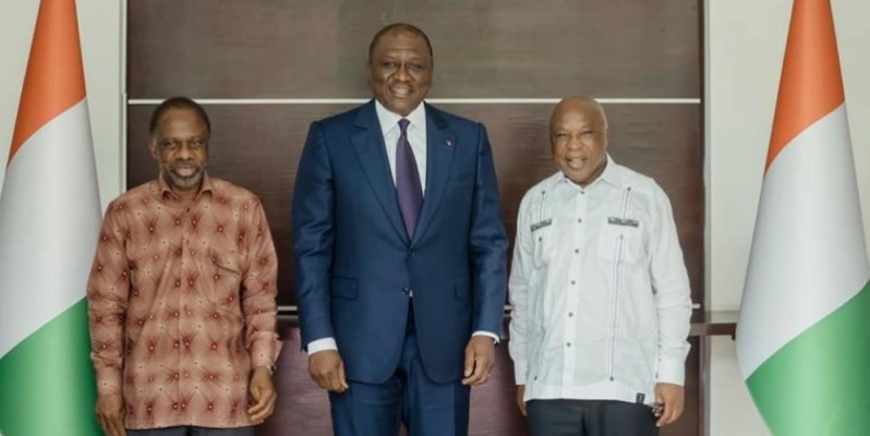 Rencontre entre Danon Djédjé (à gauche), Assoa Adou (à droite) et le Premier ministre Hamed Bakayoko (au milieu). (Dr)