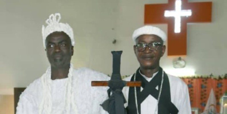 Le nouveau prédicateur supérieur (avec la canne) et  le chef du village d'Anono (DR)