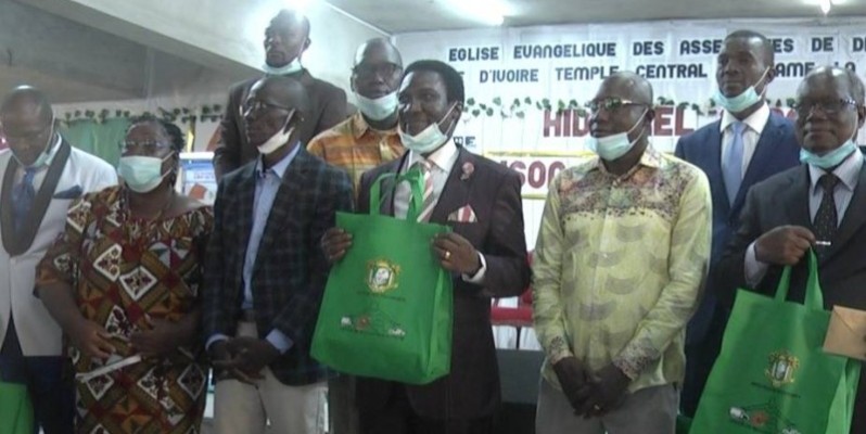 La délégation du ministère des Transports ont posé avec les responsables de l'Eglise des Assemblées de Dieu d'Adjamé Gare pour la psotérité. (Dr)