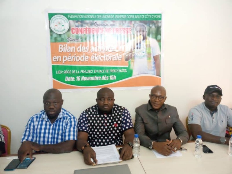 Gaoussou Diabaté ( 2e à partir de la gauche), président de la Fenujeci, a salué l’organisation de l’élection présidentielle à la date constitutionnelle.