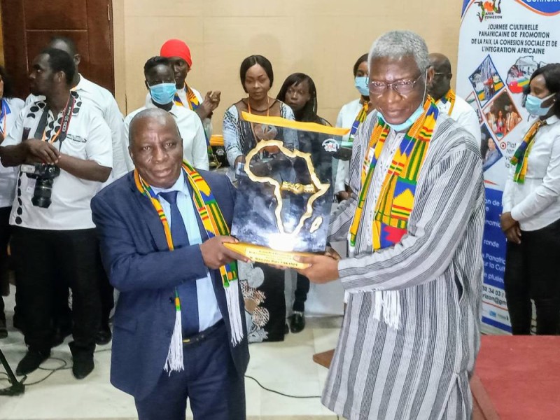 Benjamin Nana, consul général du Burkina Faso en Côte d’Ivoire (à droite), a réceptionné le prix d'Alassane Sakandé des mains du ministre Albert Flindé. (DR)