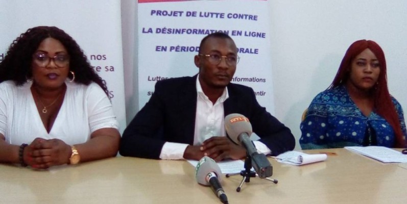 Yannick Anaky (au milieu), coordonnateur du projet de lutte contre la désinformation en ligne en période électorale en Côte d'Ivoire. (Photo : Franck YEO)