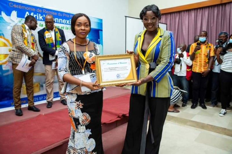 La comédienne reçoit son diplôme qui la consacre ambassadrice de la paix. (Dr)