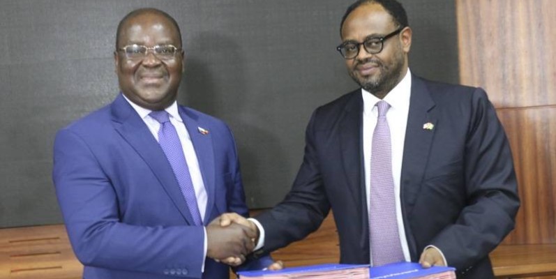 Dr Edoh Kossi (à gauche), directeur général de la Brvm et du Dc/BR et président de l'Amcham-ci, Yohannes Mekbebe. (Photo : Sercom BRVM)