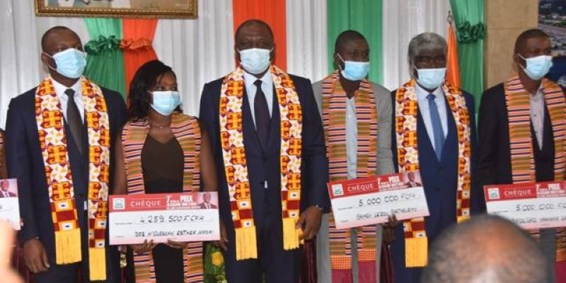 Une photo de famille des lauréats de l’édition 2020 a permis d’immortaliser la cérémonie.
(Joséphine Kouadio)