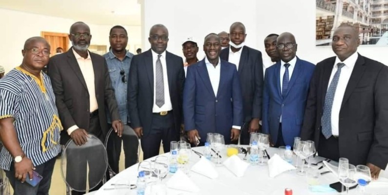 Le directeur exécutif, Adama Bictogo et les délégués départementaux Rhdp lors du repas. (Dr)