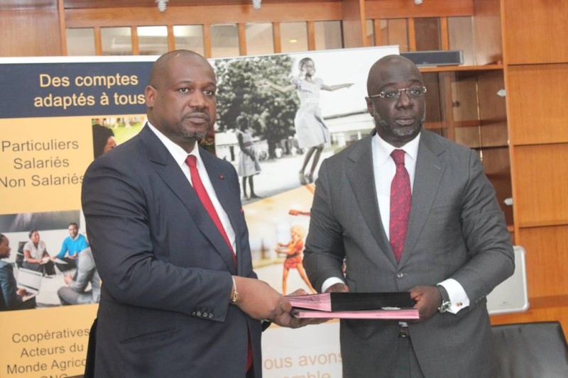 Échange de parapheurs entre Issa Fadiga, Dg de la Bpci (à droite) et Marcellin Zinsou, président du Comité de gestion du Pgpme. (Dr)