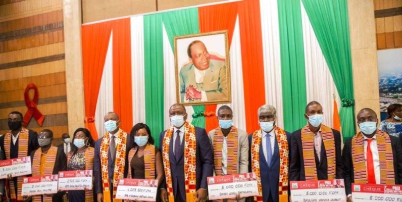 Une vue des bénéficiaires en compagnies du Premier ministre Hamed Bakayoko. (DR)