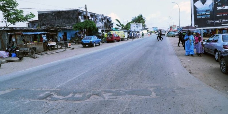 Le ministre l'Equipement et de l’Entretien routier, Amédé Koffi Kouakou, s'est imprégné de l’état de la voirie du quartier Sogefiha, à Abidjan-Koumassi. (DR)