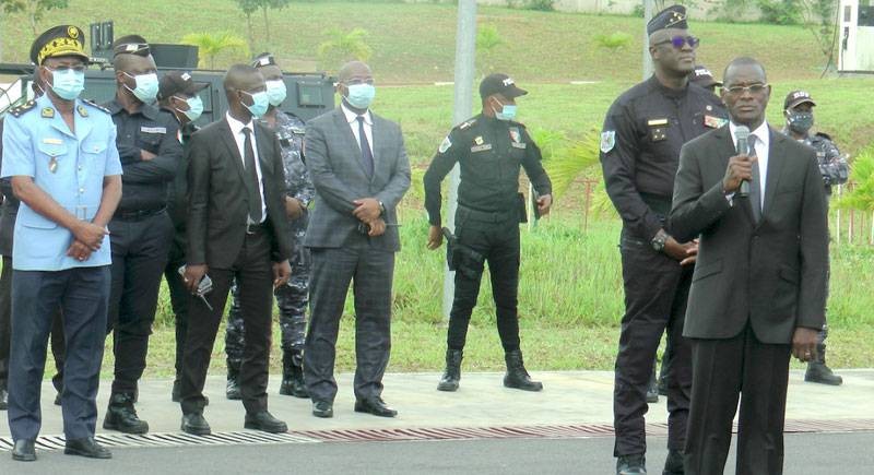 Le ministre Diomandé Vagondo, traduisant les félicitations du Président Alassane Ouattara. (Photos : DGPN)