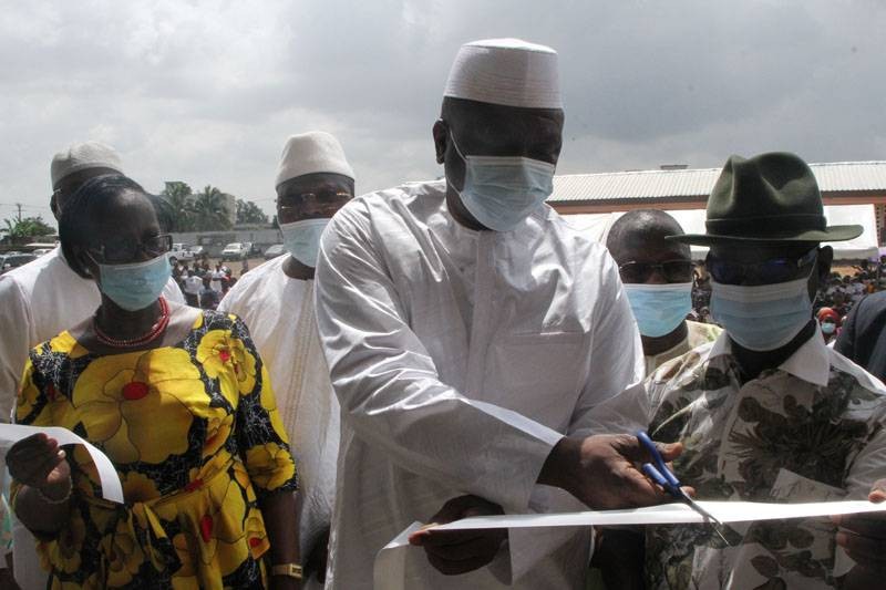 Le Premier ministre Hamed Bakayoko a procédé à la coupure du ruban symbolique du groupe scolaire. (Photos : Joséphine Kouadio)
