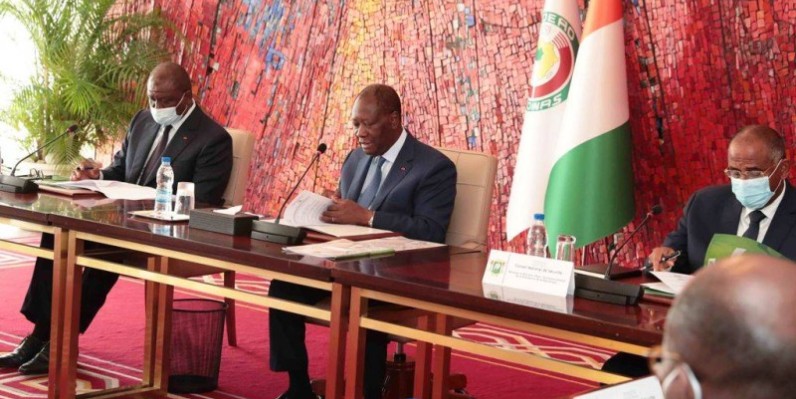 Le Président Alassane Ouattara (au centre) lors de la réunion du Cns. (DR)