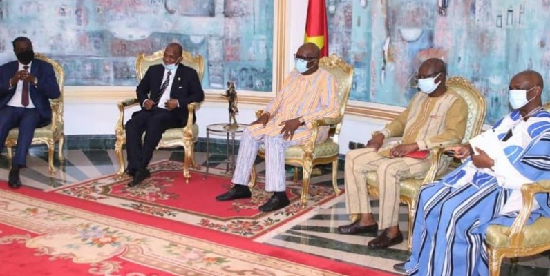 Le Président sortant Roch Kaboré au centre. (présidence du Faso)