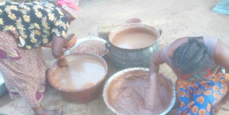 Des productrices de beurre de karité en pleine activité. (DR)