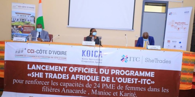 Mme Koné Yah Mariama (au milieu), représentant le ministre du commerce et de l'industrie. (DR)