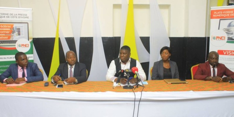 Le président de la Pnci (au centre avec les micros) appelle les acteurs de la presse numérique à leur adhésion à l'évènement (Charles Kouadio)
