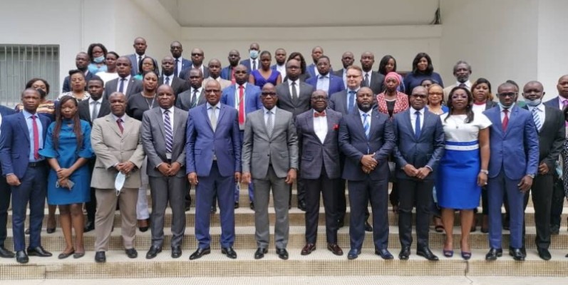 Les participants au panel ont posé avec le directeur général du Trésor Assahoré Konan Jacques, le conseiller technique Fanny Issiaka et le secrétaire exécutif de l'Oqsf-Ci, Moussa Mamadou. (DR)