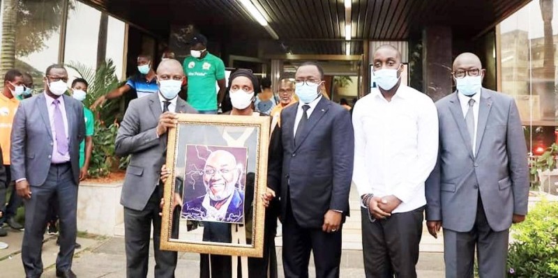 La veuve Mme Brigitte Diallo a reçu le reconfort du gouvernement et de membres de la FIF au-delà de cette sympathique cérémonie. (Photos : Sébastien Kouassi)