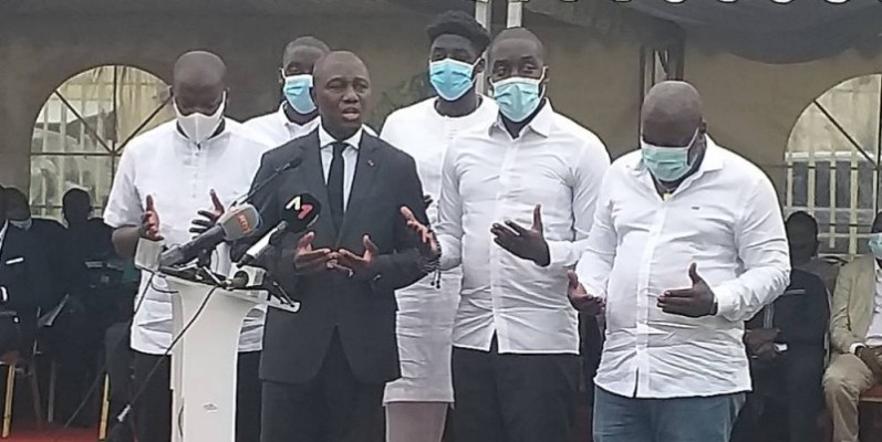Le président Sory Diabaté, entouré des enfants Diallo ont prié le Tout-Puissant pour le repos de l'âme du président Sidy. (Photos : Sébastien Kouassi)