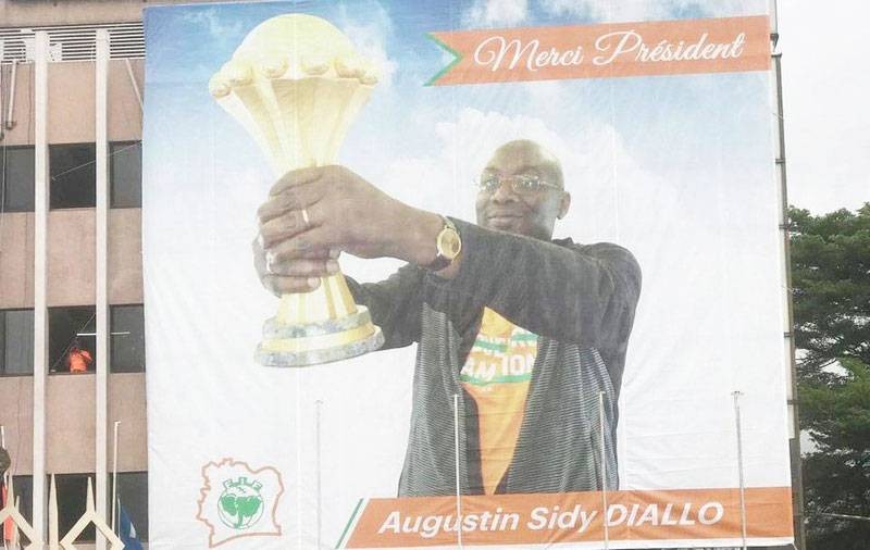 Un poster géant du défunt président sur l’imposant bâtiment de la Fif souligne toute l’affection des Ivoiriens à son égard. (Photos : Sébastien Kouassi)