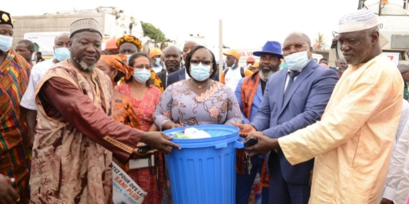 Un important lot de matériel d’assainissement a été offert aux populations d’Abobo Sagbé. (Photo : Dr)