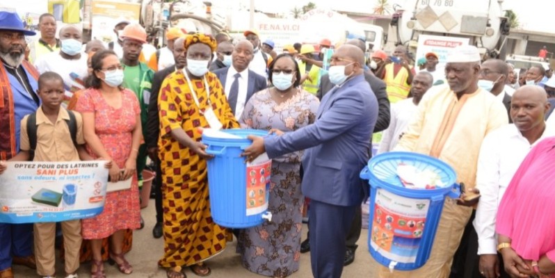 Un important lot de matériel d’assainissement a été offert aux populations d’Abobo Sagbé. (photo : Dr)