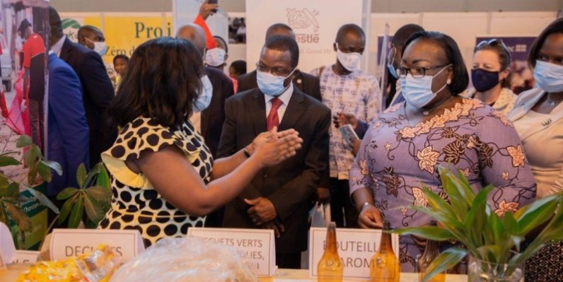 La ministre visitant un stand du groupe agroalimentaire Nestlé. (Photo : Groupe Nestlé)
