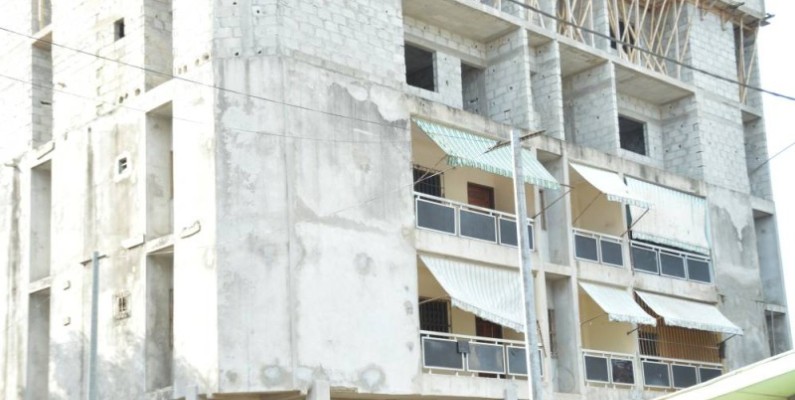 Le bâtiment présentant des risques d'effondrement évacué. (Photos : Julien Monsan)