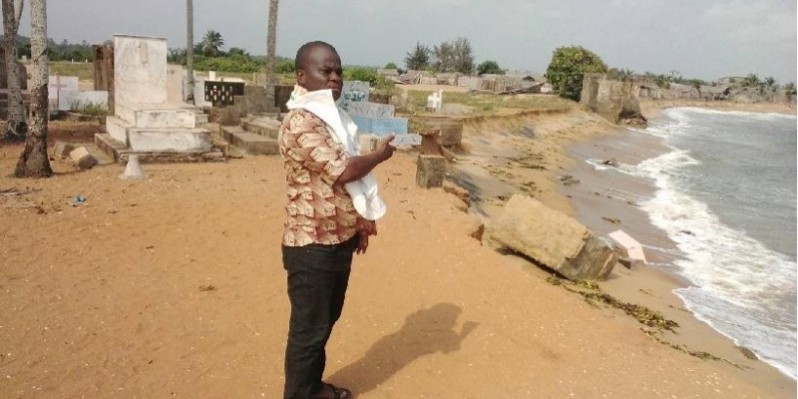 Plusieurs tombes du village de Lahou-Kpanda emportées par les vagues de la mer. (Dr)