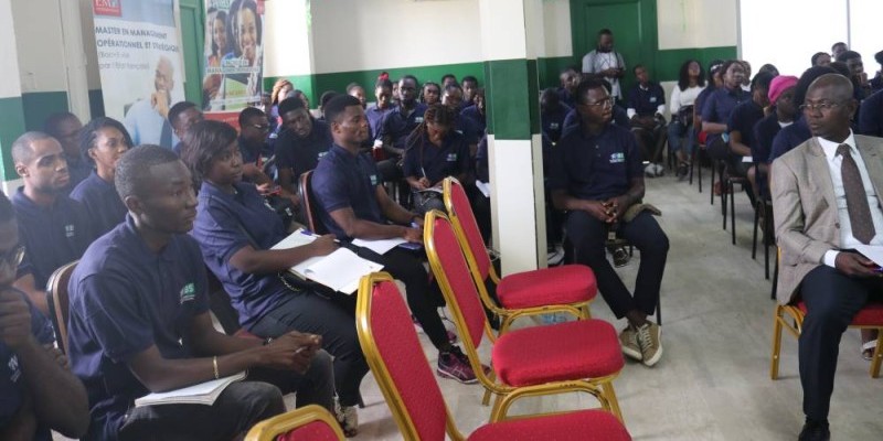 Une salle de formation bondée d'étudiants intéressés par la formation (Kumassi Ange)