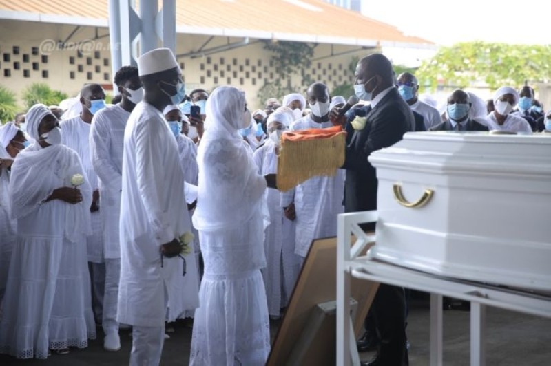 Les enfants du défunt ont pris l’engagement de pérenniser les œuvres de leur père. Moment fort de la cérémonie de levée du corps et de la remise du drapeau national à la veuve,
Mme Brigitte Diallo. (Photos : Sébastien Kouassi)