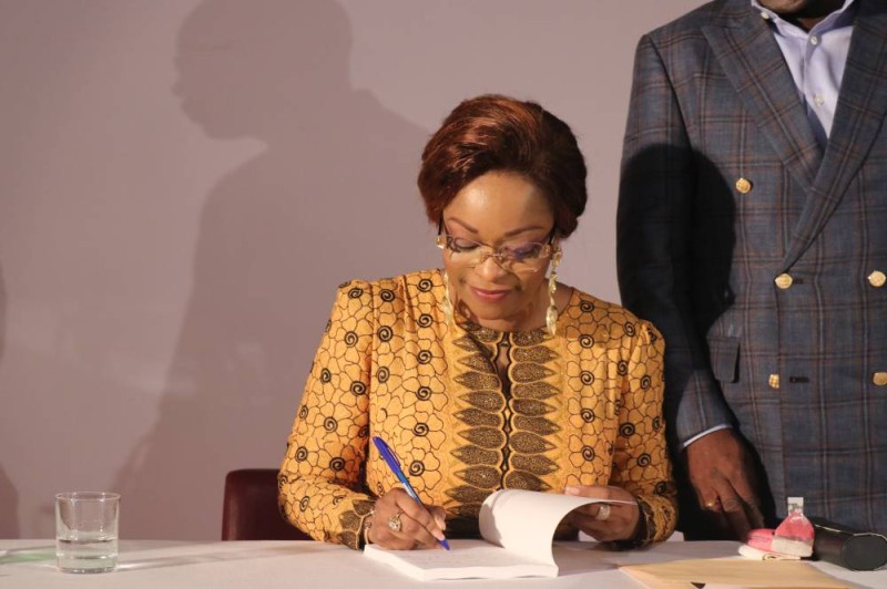 Reckya Madougou dédicace un livre pour le ministre Adama Bicogo (Bavane)