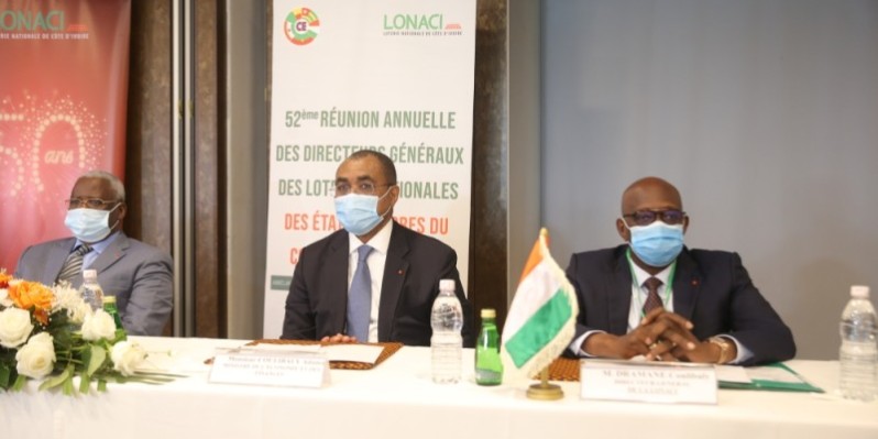 Le ministre de l’Économie et des Finances, Adama Coulibaly, (au centre) lors de la cérémonie d’ouverture de la réunion. (Photos : Dr)
