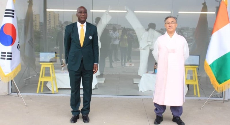 Son Excellence Lee Sang Ryul, à droite, a décidé de coupler l’inauguration et les 60 ans d’amitié ivoiro-coréenne. (DR)