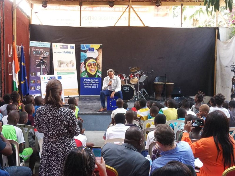 L'ambassadeur de l'Ue sur scène s'adressant aux jeunes (Ph: Salif D. CHEICKNA)