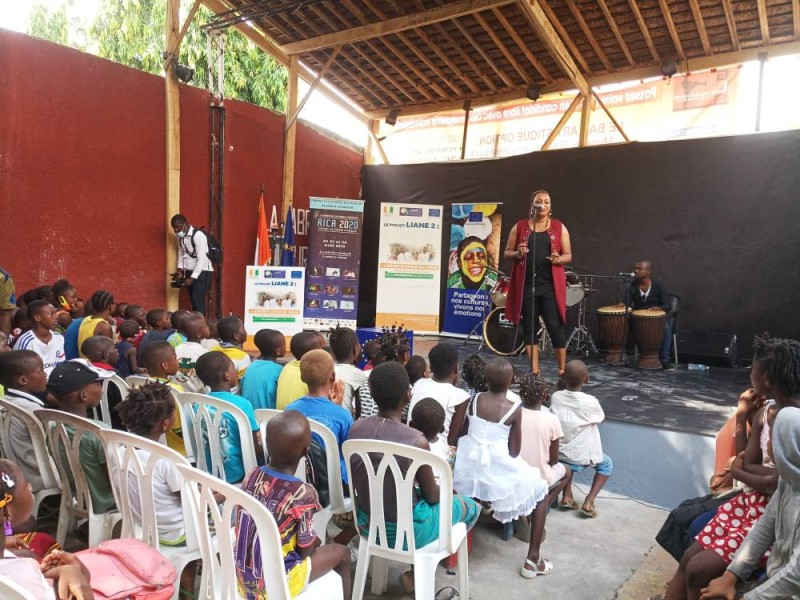 Communion parfaite entre l'artiste Djéka Legré et les enfants (Ph: Salif D. CHEICKNA)
